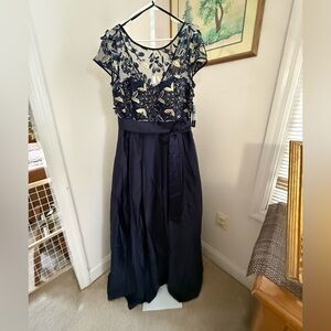 XSCAPE FLORAL APPLIQUÉ SHORT SLEEVE NAVY AND GOLD GOWN. NWT. SIZE 16.